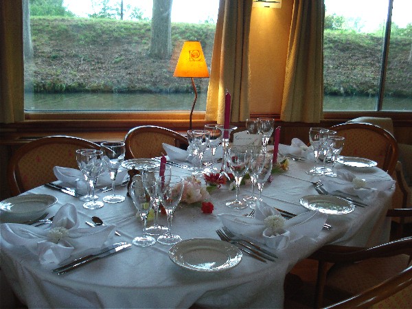 Mesa preparada al atardecer a bordo del "Clair de Lune" CRUCEROS FLUVIALES CANALES DE FRANCIA CANAL DU MIDI CLAIR DE LUNE DESCUENTOS OFERTAS CRUCEROS EN FAMILIA CRUCEROS EN GRUPO ALQUILER CHARTER DE CRUCEROS BARCOS PRIVADOS CRUCEROS SUR DE FRANCIA GASTRONOMIA CRUCEROS DE LUJO ALQUILER GRUPOS FAMILIAS